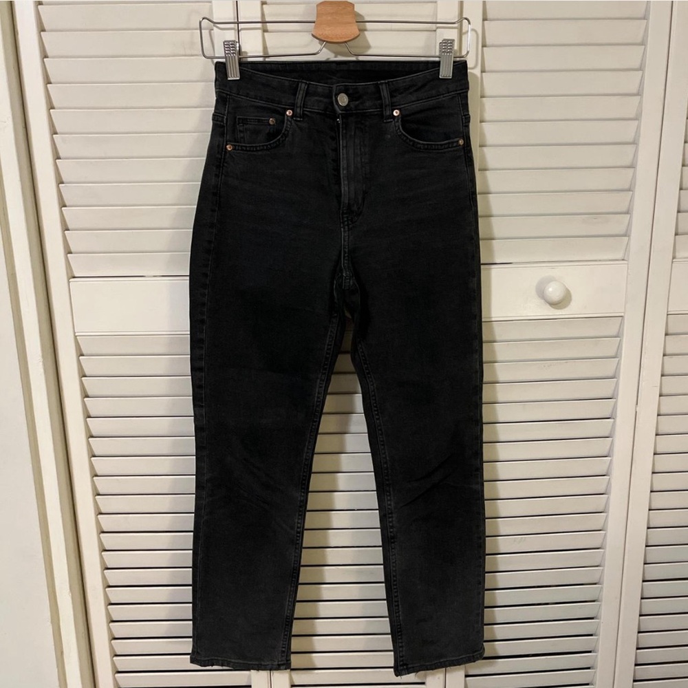 Black straight jeans. High waist and ankle length.